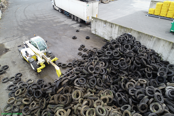 La collecte des vieux pneus utilisés pour l'ensilage se poursuit dans les  fermes de Seine-Maritime